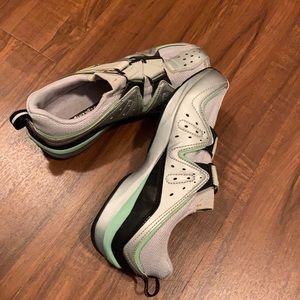 Nike spin shoes with clips